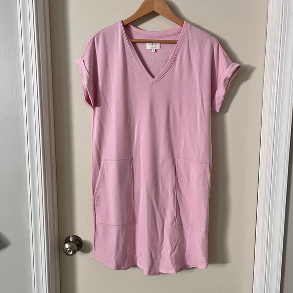 Lou & Grey Dresses & Skirts - Lou & Grey Signaturesoft V-Neck Pocket Dress Pink